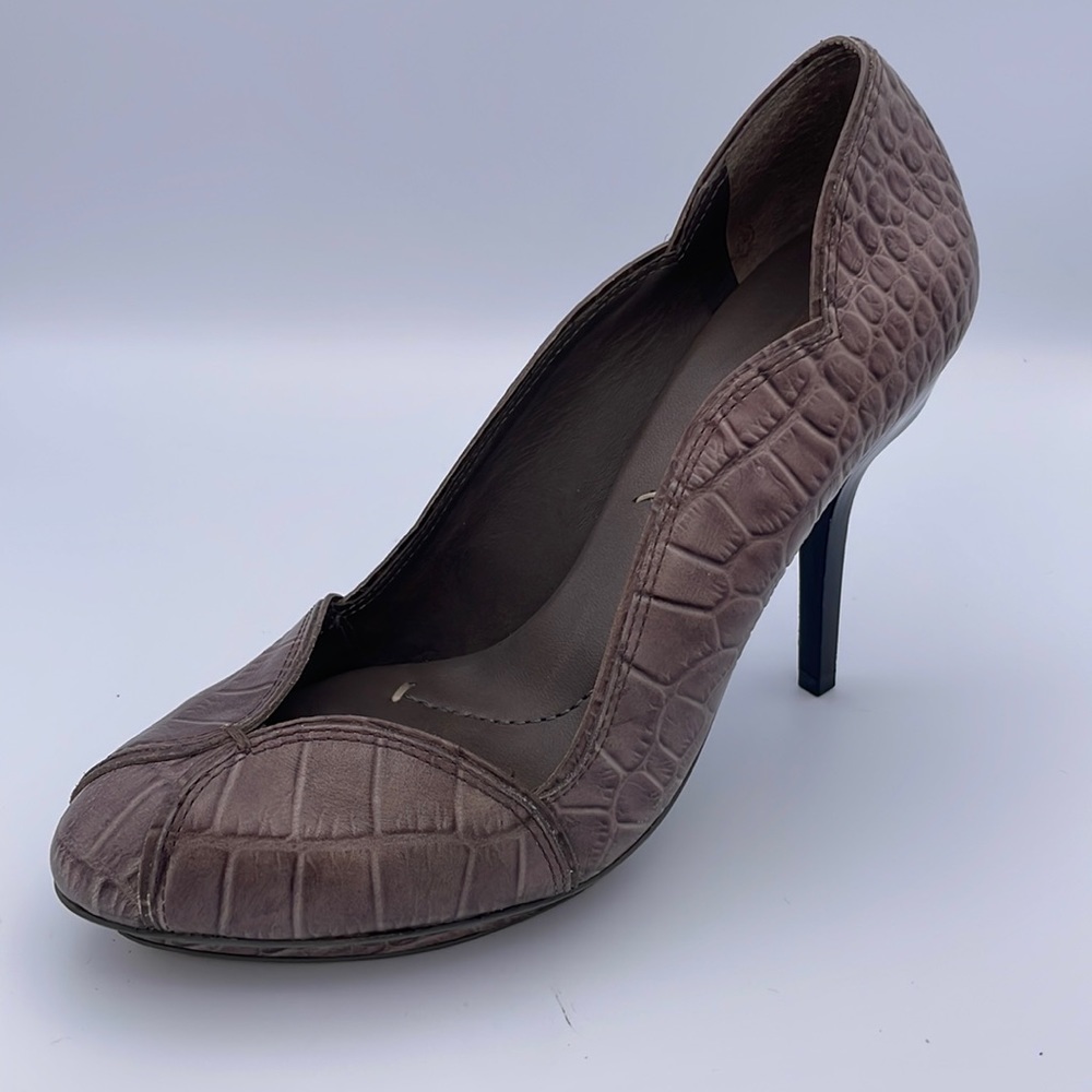 BCBG MaxAzria Scallop Edge Pumps size 7.5